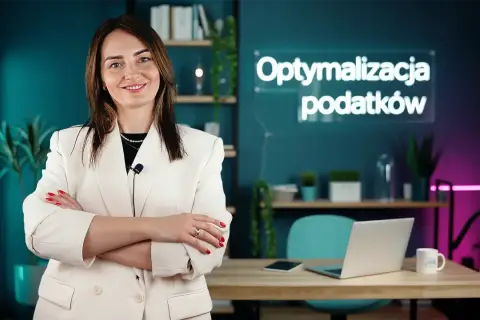 Kobieta w białej marynarce, gotowa na intensywny bootcamp optymalizacji podatków.