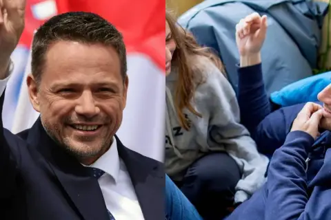 Rafał Trzaskowski, znany z tego, że ma dwoje dzieci, pozdrawia tłum. Obok widać jego dzieci.