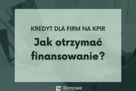 Kredyt dla firm na start: jak uzyskać finansowanie? Laptop i dokumenty na biurku sugerują planowanie rozwoju biznesu.