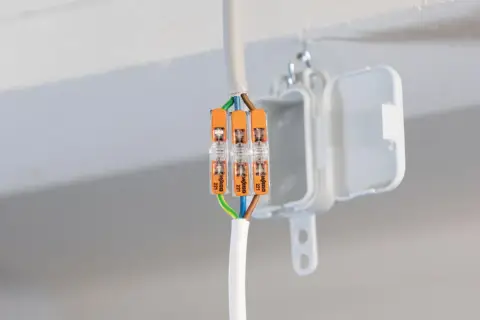 Złączki Wago jak stosować: szybkie i bezpieczne połączenie przewodów elektrycznych w puszce.