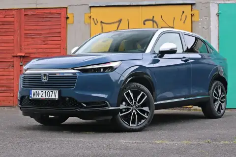 Elegancki, granatowy Honda HR-V prezentuje swoje dynamiczne linie i kompaktowe honda hrv wymiary, idealne do miasta.