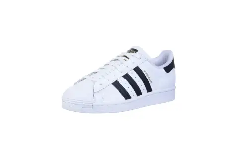 Białe buty sportowe adidas Superstar z czarnymi paskami i złotym napisem. Klasyk od marki adidas.