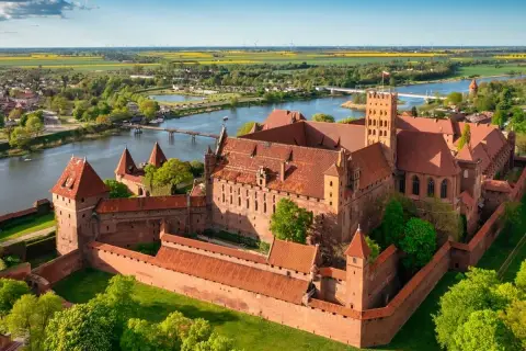 Imponujący zamek w Malborku, największa ceglana twierdza świata. Poznaj zamek w Malborku ciekawostki i jego historię.