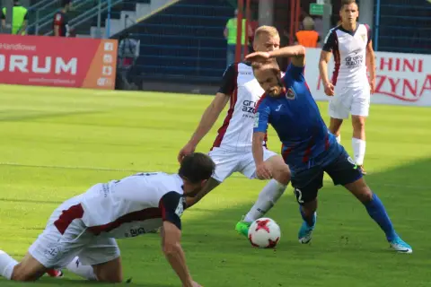 Piast Gliwice – Pogoń Szczecin. Piłkarze walczą o piłkę na murawie.