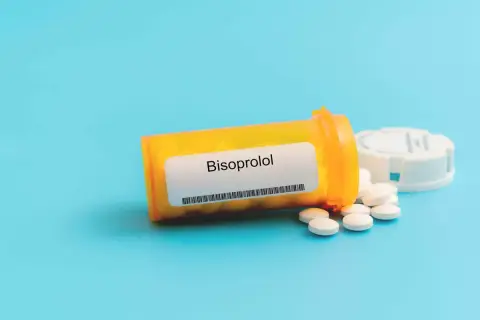 Eine Flasche mit Bisoprolol 2,5 mg Tabletten liegt auf blauem Hintergrund.