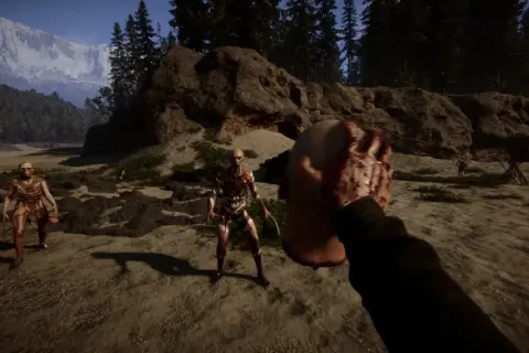 Sons of the Forest PS5: un personaggio con una testa insanguinata affronta creature mutanti in un paesaggio montano.