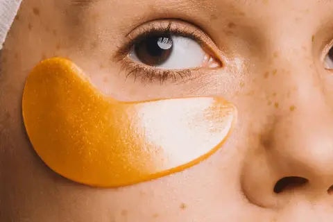 Parche dorado bajo el ojo, ideal para saber como drenar las bolsas de los ojos y lucir una mirada fresca.