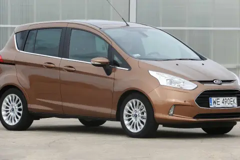 Brązowy Ford B-Max z polskimi tablicami WE 490EK zaparkowany na zewnątrz.