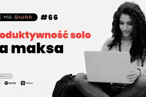 Kobieta z kręconymi włosami pracuje na laptopie. Napis "Produktywność solo na maksa" sugeruje, że nie ma biura, wcale.