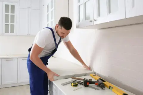 Jak przymocować blat do ściany? Poradnik DIY krok po kroku
