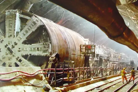 Gigantyczna wiertnica drąży tunel. Wyobraź sobie, że za kilka lat tą trasą pojedziesz eurotunel samochodem.