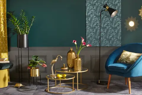 Elegancki salon z turkusowym fotelem i złotymi akcentami. Co to znaczy golden? To blask wazonów, figurki żurawia i ozdobnych luster.