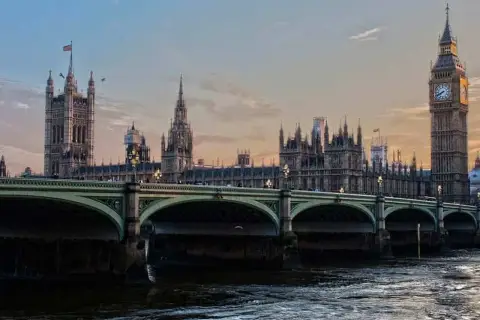 El Puente de Westminster y el Big Ben, símbolos de Londres. ¿Qué se necesita para viajar a Londres? ¡Pasaporte y ganas de explorar!