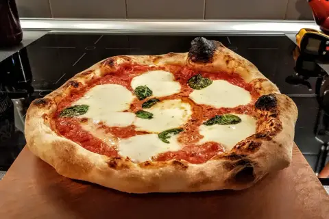 Pyszna pizza Guseppe 4 sery z rozpływającym się serem mozzarella i świeżą bazylią, prosto z pieca.