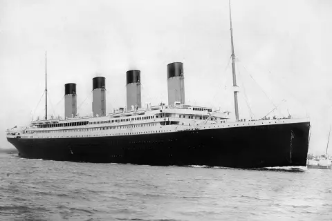 Ogromny statek RMS Titanic, symbol luksusu i inżynierii, pruje fale. Jego cztery kominy dymią, zapowiadając podróż, która na zawsze zmieni historię.