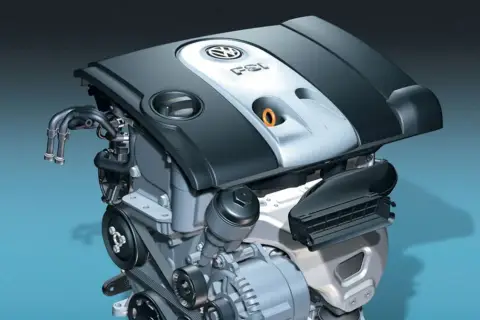 Silnik 1.6 MPI z logo VW i napisem FSI. Widoczne elementy układu paliwowego i paski napędowe.