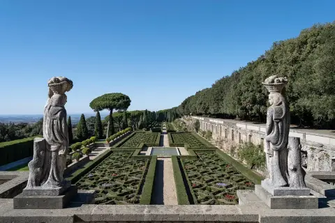 Jardins à la française de la Villa Barberini, avec des statues antiques, des parterres géométriques et une vue panoramique.