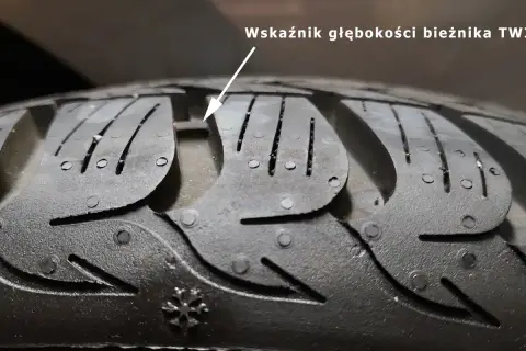 Wskaźnik TWI pokazuje, jak sprawdzić wysokość bieżnika opony. Gdy bieżnik zrówna się ze wskaźnikiem, opona jest zużyta.