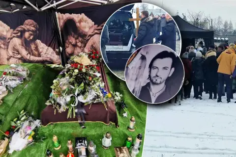 Uroczystość pogrzebowa Gabriela Seweryna. Wieniec, znicze i portret zmarłego. Tłum żałobników w zimowej scenerii.