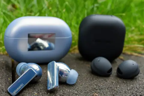 Słuchawki Huawei i Samsung obok siebie. Dowiedz się, jak podłączyć słuchawki Huawei z Samsungiem.