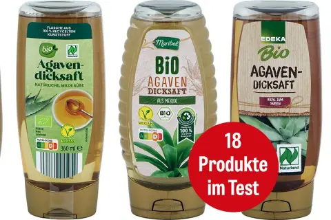 Drei Flaschen Bio-Agavendicksaft, ein natürliches Süßungsmittel. Was ist Agavendicksaft? Ein süßer Saft aus der Agavenpflanze, ideal zum Verfeinern.