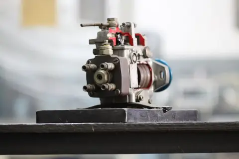 Przekrój pompy wtryskowej, pokazujący, jak działa elektrozawór. Widać tłoczki i elementy sterujące.