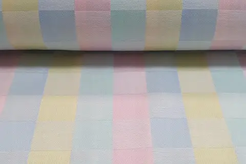 Miękki adamaszek w pastelową kratkę, idealny na letnie ubrania. Co to za materiał?