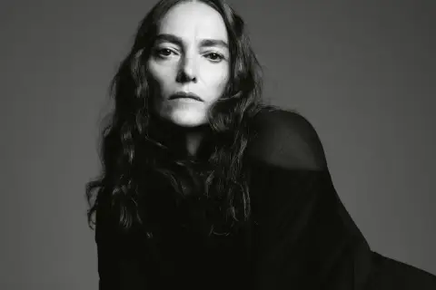 Retrato en blanco y negro de Laura Ponte, mostrando su mirada intensa. La edad de Laura Ponte se refleja en su rostro sereno.