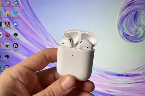 Jak podłączyć AirPods do komputera Windows? Białe słuchawki w etui, gotowe do sparowania z PC.