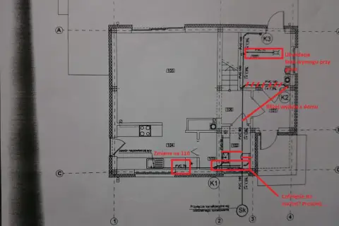 Plan domu z zaznaczoną kanalizacją w kuchni i łazience. Widać rury PVC i oznaczenia zmian.