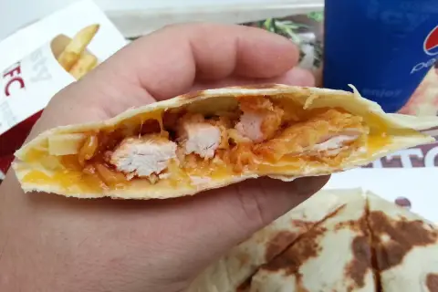Qurrito z KFC, pyszne kawałki kurczaka w panierce, ciągnący ser i sos. Idealny na szybki posiłek, choć warto sprawdzić jego kcal.