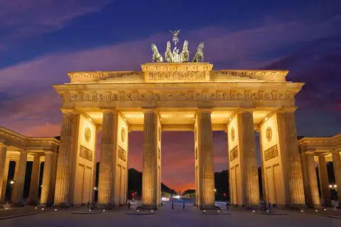 Brama Brandenburska o zmierzchu, z kwadrygą na szczycie. Ciekawostki o tym symbolu Berlina czekają na odkrycie.