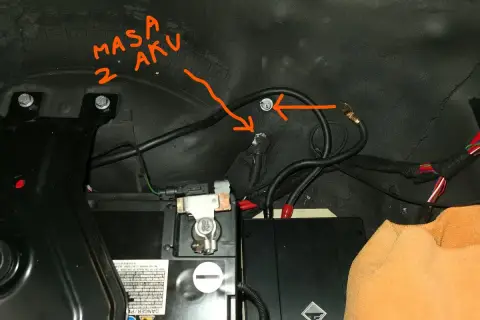 Poprawne podłączenie masy akumulatora (Aku) to klucz do tego, jak zlikwidować zakłócenia w radiu samochodowym. Zobacz, gdzie powinna być masa.