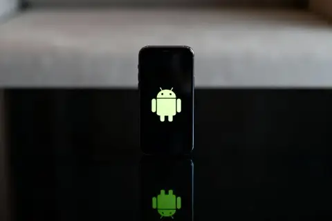 Smartfon z logo Android na czarnym ekranie, gotowy do nagrywania rozmów.