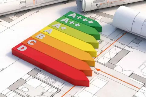Kolorowy wskaźnik klasa energetyczna od D do A+++ leży na planach architektonicznych.