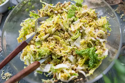 Ein knackiger Chinakohlsalat mit Nudeln und Sonnenblumenkernen. Dieser yum yum salat ist perfekt für den Sommer!