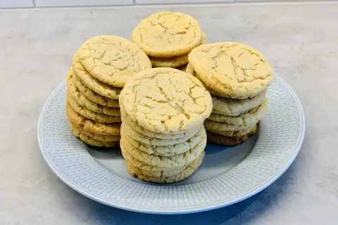 En tallrik med staplar av amerikanska cookies. De är ljusa, runda och ser härligt sega ut.