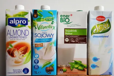 Cztery kartony napojów roślinnych: migdałowy Alpro, sojowy Vitanellax, sojowy EnerBio i sojowy Milbona. Idealne do kawy inka z mlekiem.