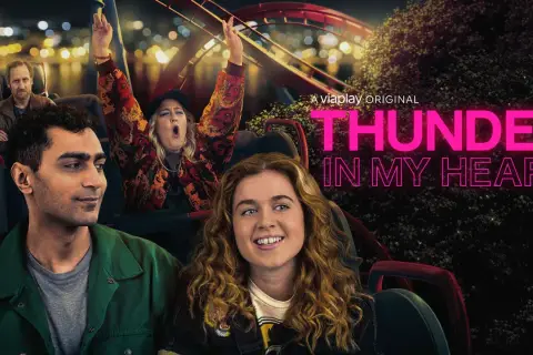 Ungdomar på berg-och-dalbana, en känsla av "thunder in my heart" när de åker. ViaPlay Original.