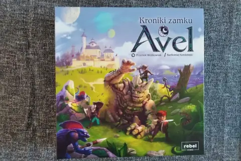 Avel gra: Kroniki zamku Avel. Gigantyczny kamienny golem walczy z bohaterami u stóp magicznego zamku.