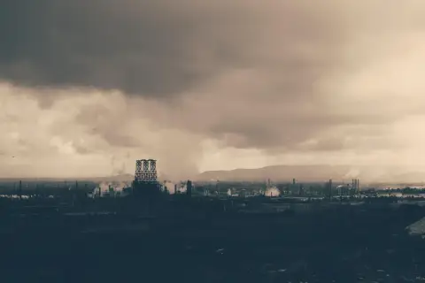 Ponury krajobraz przemysłowy, dymiące kominy i masywna wieża. Czy to obraz tego, czym jest dystopia?