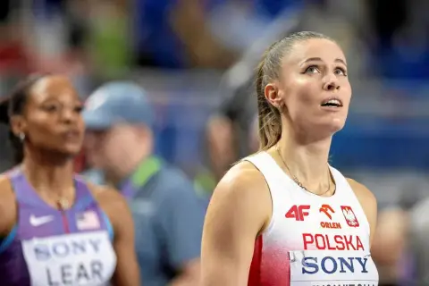 Polka w białej koszulce z orłem i napisem "Polska" na lekkoatletyczne mistrzostwa świata.