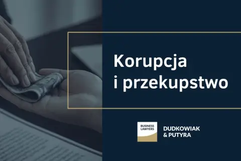 Dwie dłonie przekazujące pieniądze, symbolizujące korupcję i przekupstwo. Na ekranie tekst "Korupcja i przekupstwo".