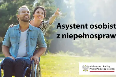 Uśmiechnięty mężczyzna na wózku inwalidzkim i kobieta wskazująca palcem w dal. Asystent osoby z niepełnosprawnością 2026.