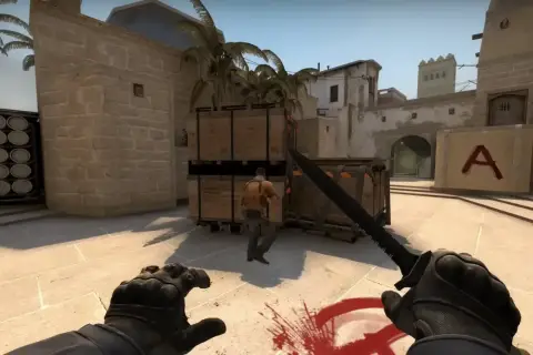 Gracz w Counter-Strike 2 z nożem w ręku, gotowy do ataku na przeciwnika w pustynnej lokacji.