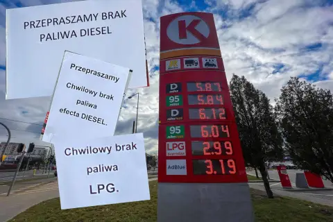 Na stacji paliw Circle K widać cennik z cenami paliw i tabliczki informujące o chwilowym braku paliwa. Czy ropa się pali? Nie, po prostu jej brakuje.