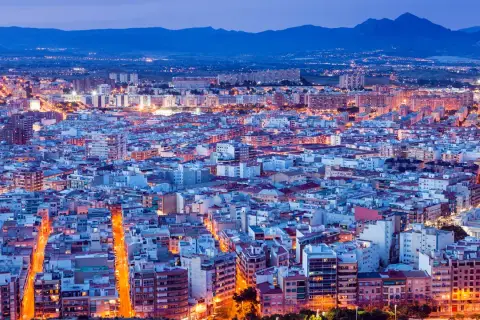 Alicante nocą, pełne świateł miasto, gdzie nawet w listopadzie pogoda sprzyja spacerom po rozświetlonych ulicach.