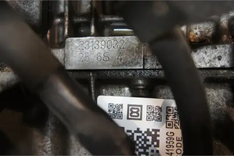 Oznaczenie silnika BMW: 23139032 25 6S 4. Zbliżenie na tabliczkę znamionową silnika, jak sprawdzić oznaczenie silnika BMW.