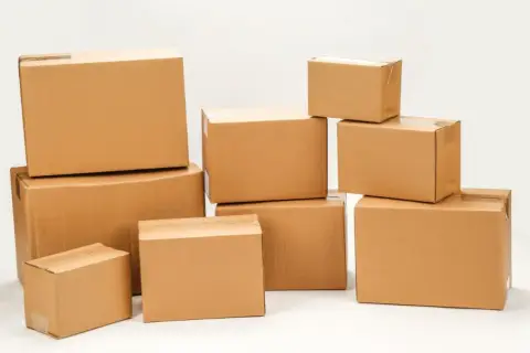 Stos kartonów gotowych do wysyłki. Idealne na przesyłka pobraniowa InPost.