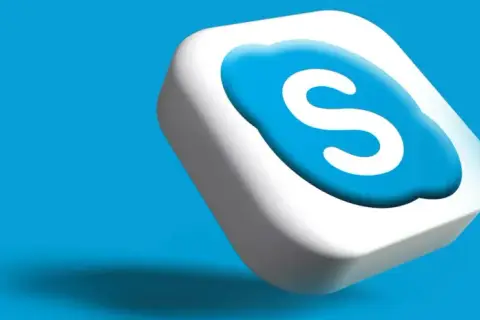 Ikona Skype na niebieskim tle. Czas na koniec skype, nowe technologie nadchodzą.